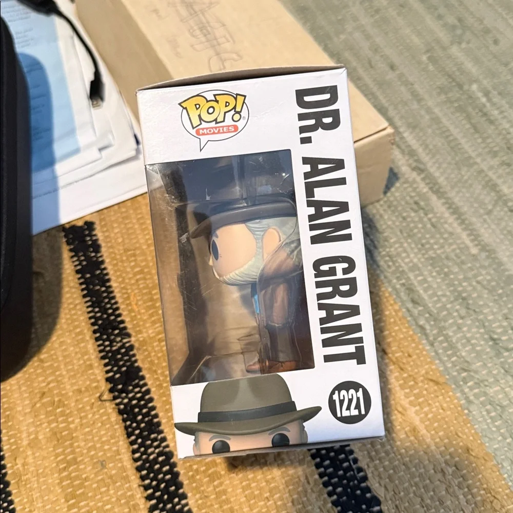 Funko Dr. Alan Grant Vinyl Figure with Brown Hat and Blue Shirt - Picture 2 of 3